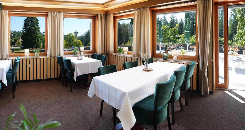 Restaurant mit Blick auf Terrasse und Schwarzwald-Natur
