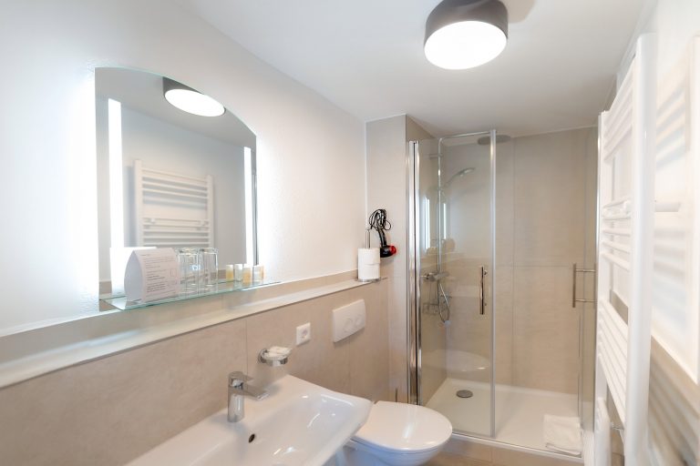 Modernes Badezimmer mit Touch-Spiegelschalter.