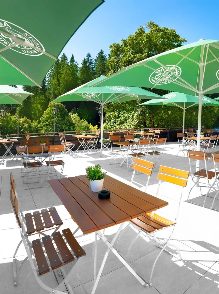 Terrasse mit Schwarzwald-Panorama.